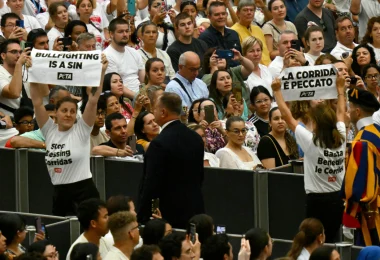 Protesta de activistas en el Vaticano